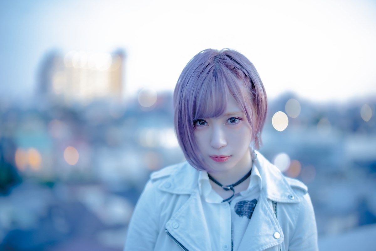 息を含む歌声で言葉を届けるReoNa