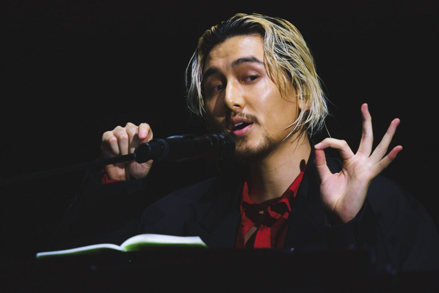 マイクの前で歌う藤井風さん