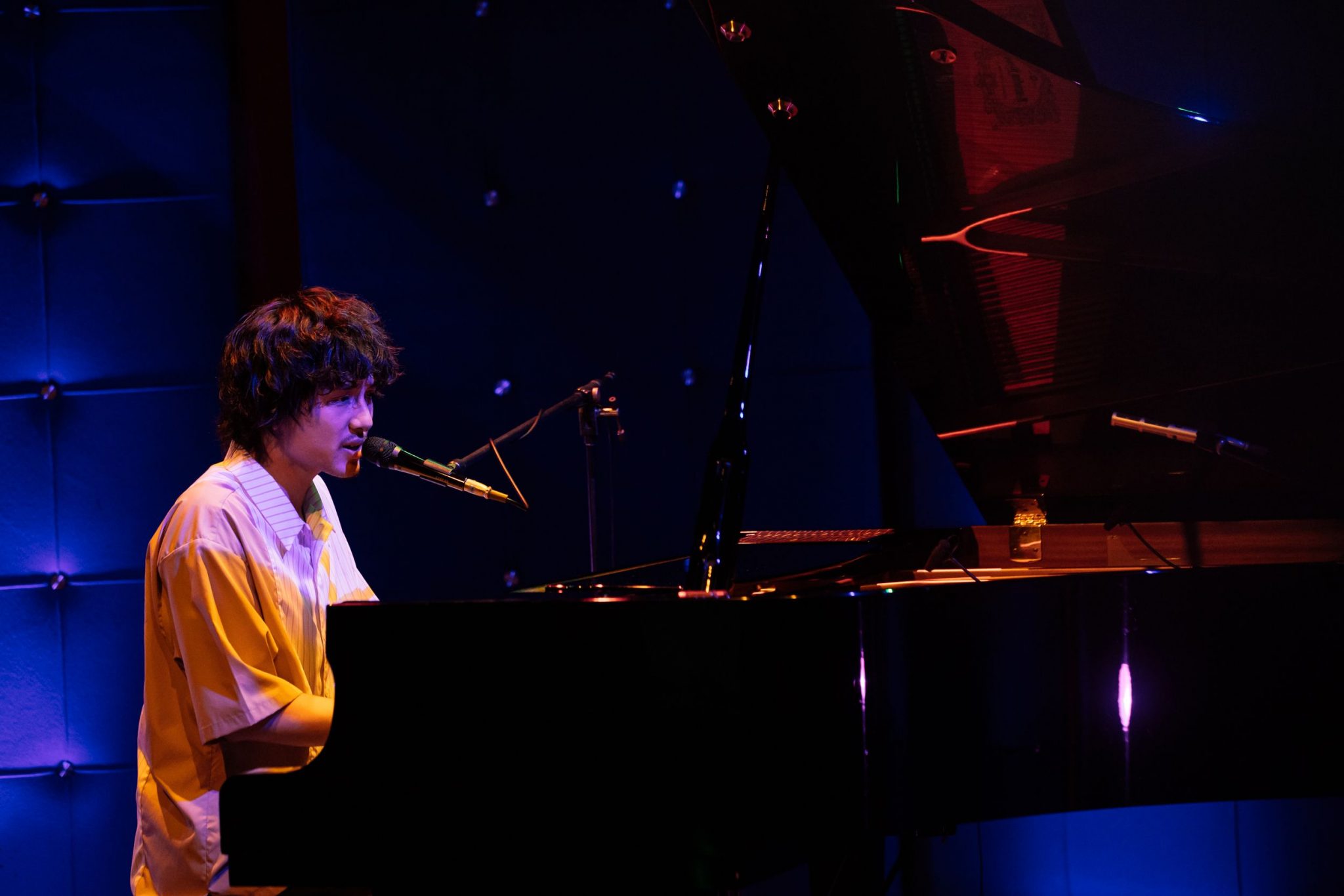 ピアノを弾きながら歌う藤井風さん