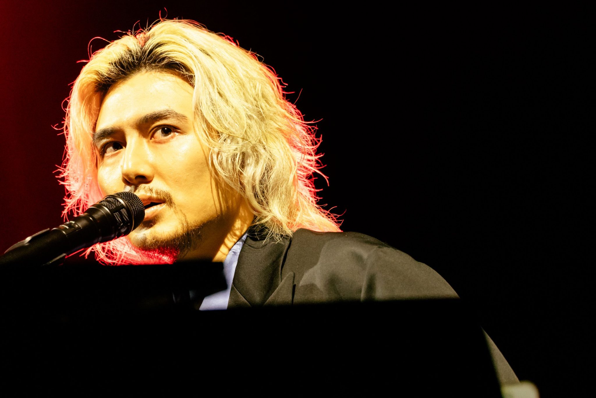 マイクの前で歌う藤井風さん