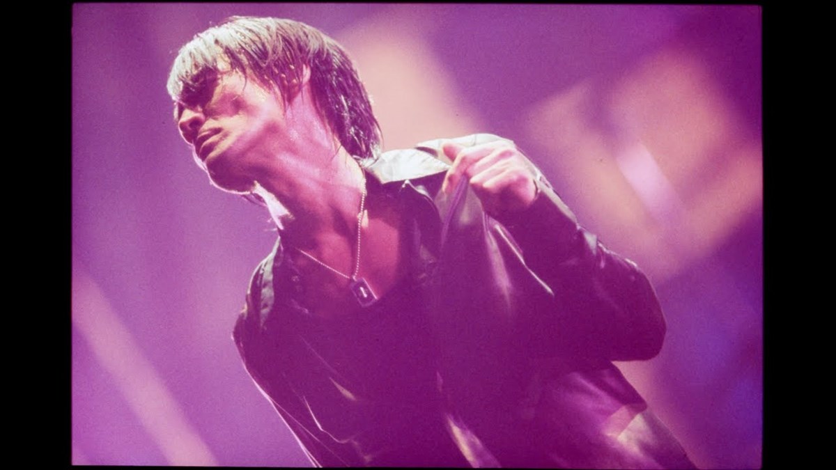 ライブで歌う氷室京介