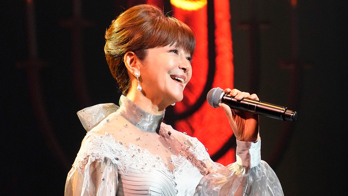 50周年のステージで歌う岩崎宏美