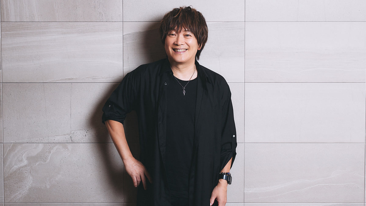 影山ヒロノブの歌声の変遷を紹介するポートレート