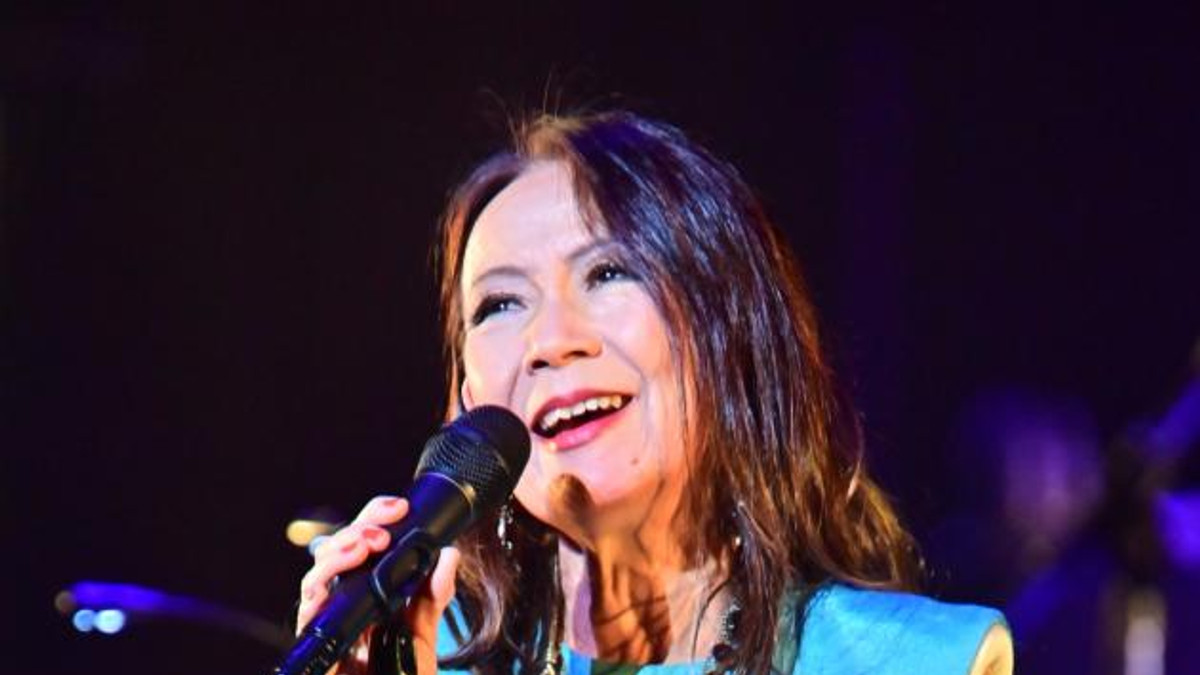 復帰後にステージで歌う八神純子