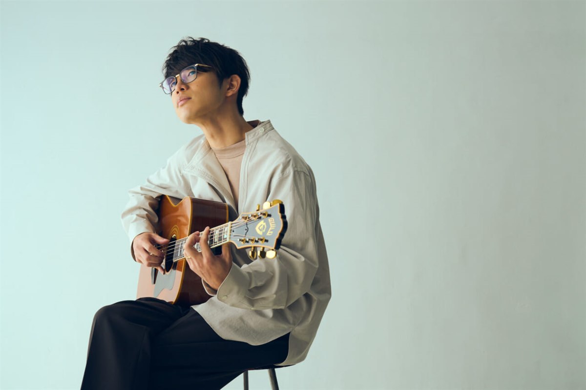 ギターを持つ川崎鷹也