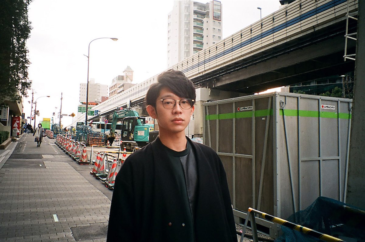 街を歩く川崎鷹也