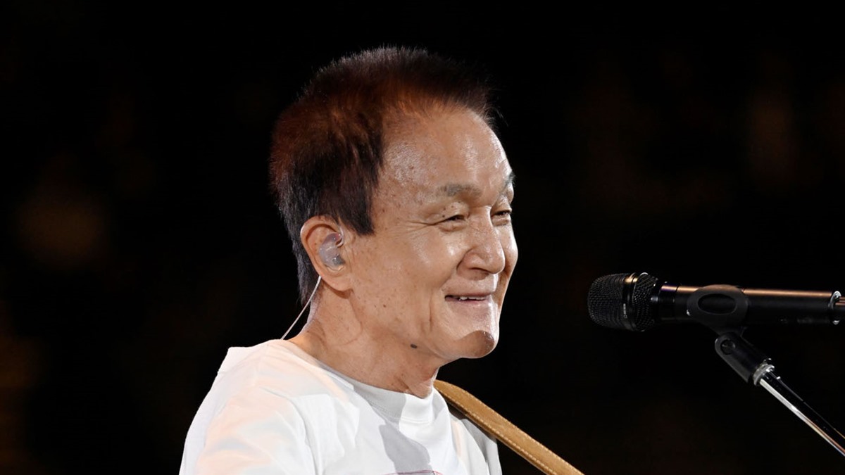 ライブで歌う小田和正
