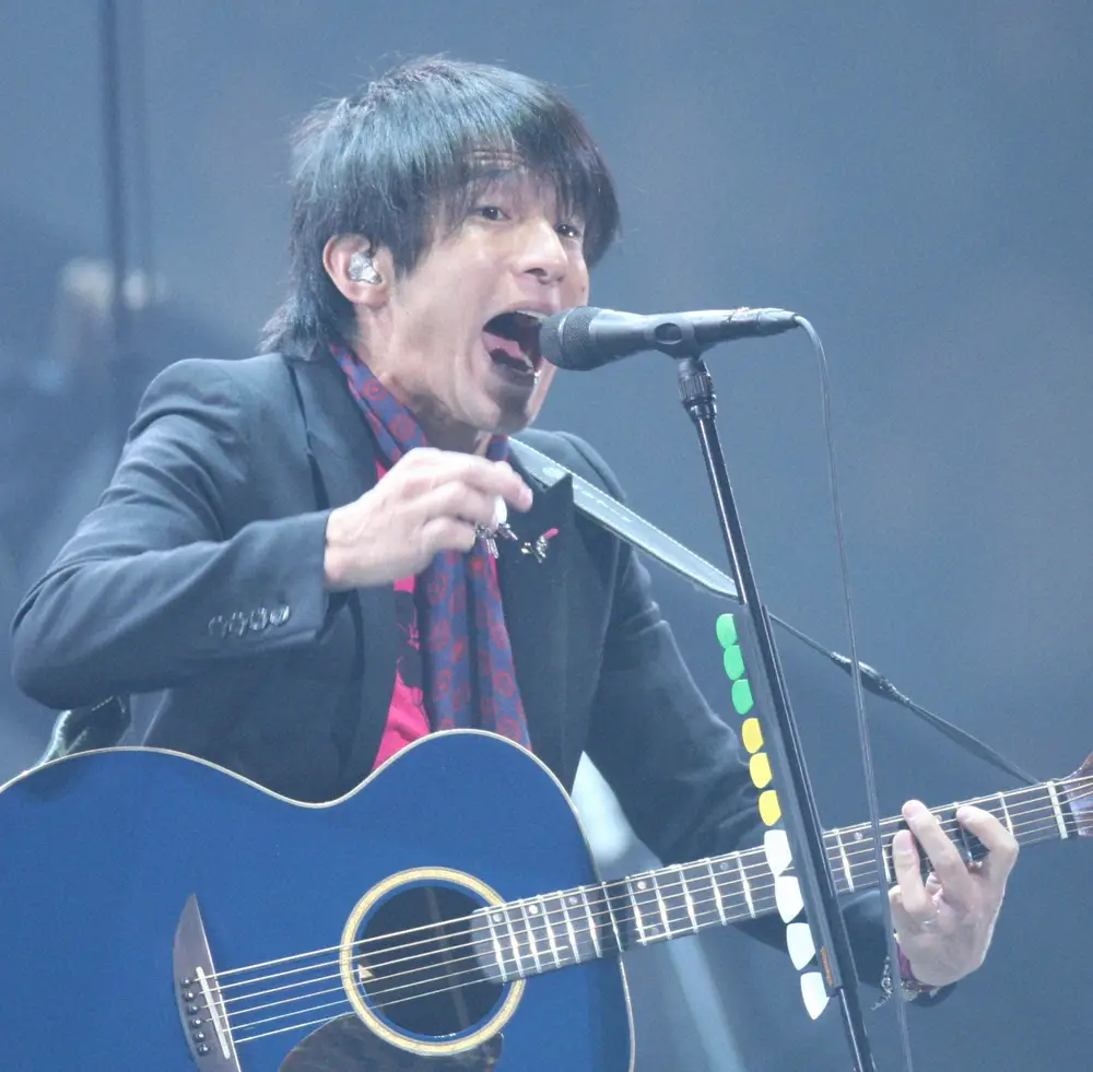 ライブで歌う桜井和寿さん