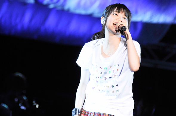 2011年、横浜スタジアムで歌う吉岡聖恵