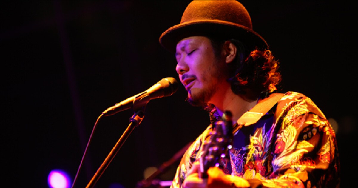 ベースを弾きやすい位置から初期の代表曲を生み出したMONGOL800のキヨサク