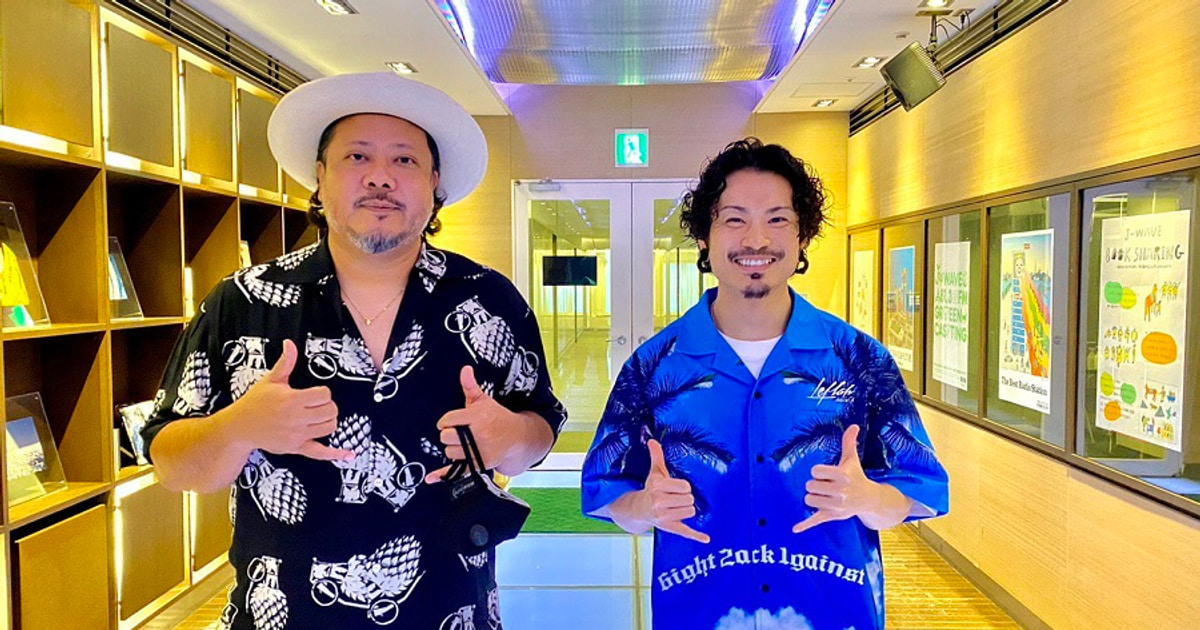 25周年以降は管楽器や多様な共演者の中央で歌うキヨサク
