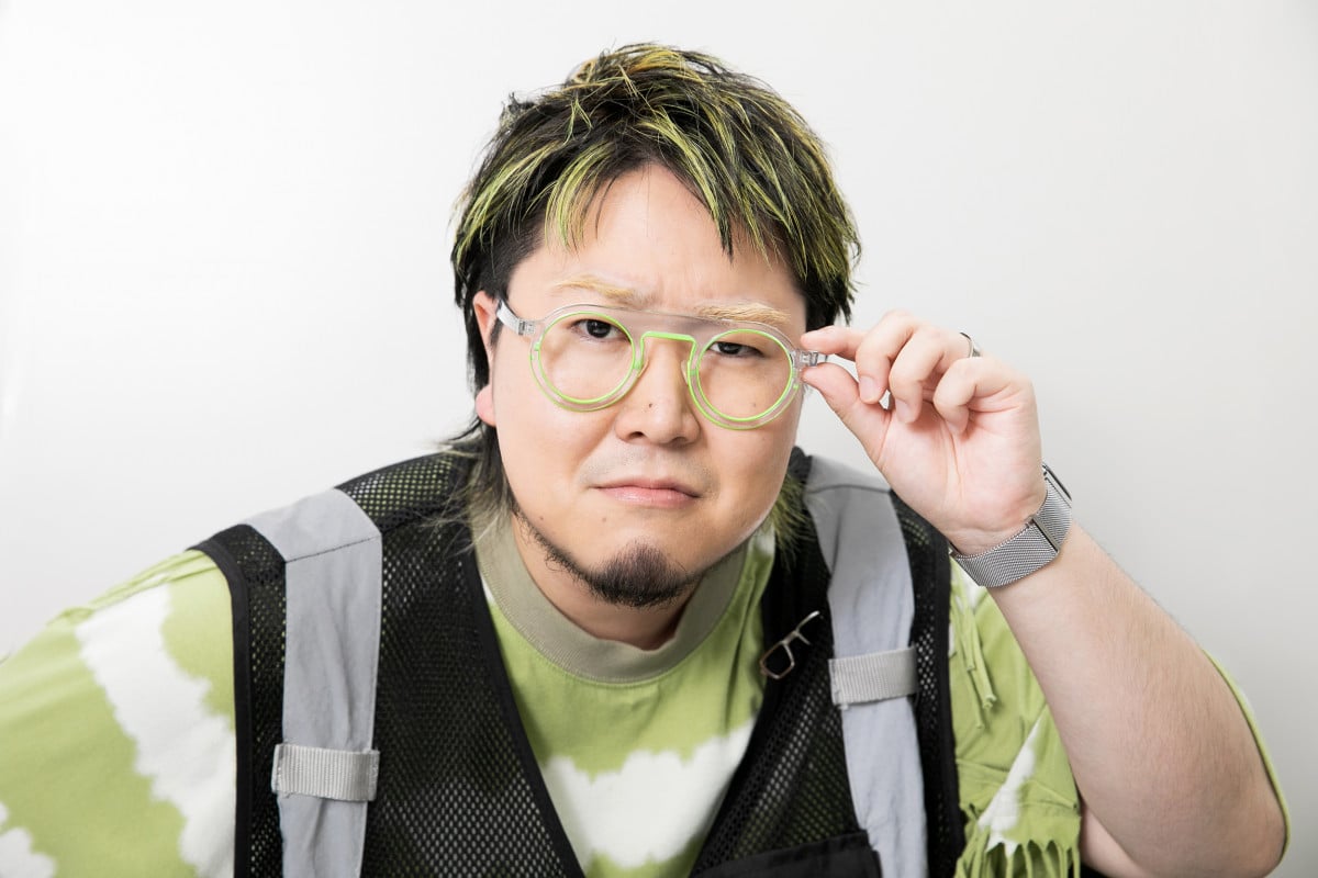 明るい表情で話すこっちのけんと
