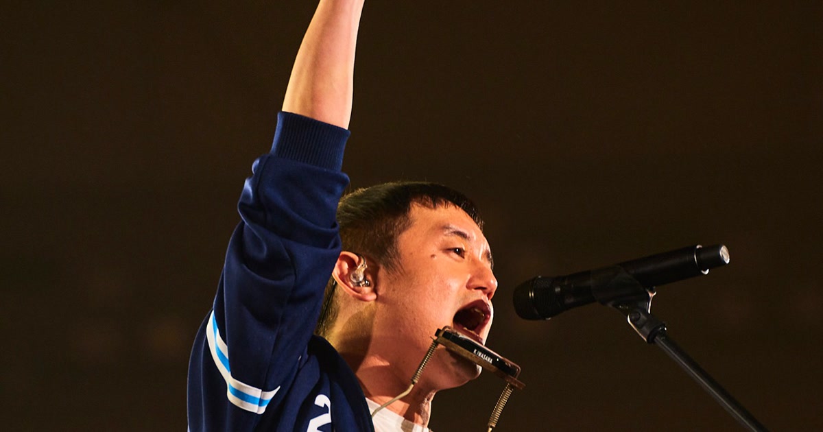 20周年へ向かう時期にも高音とギターで曲を前へ運ぶ岩沢厚治
