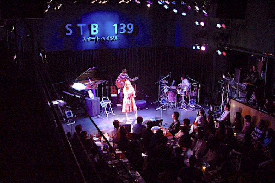 2006年にライブで歌うKOKIA