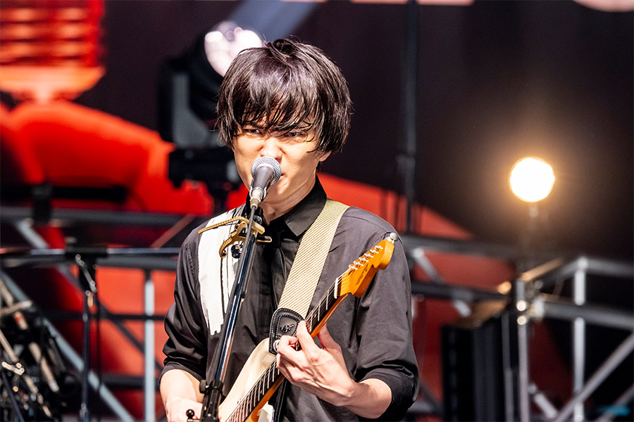 ギターを持つ斎藤宏介