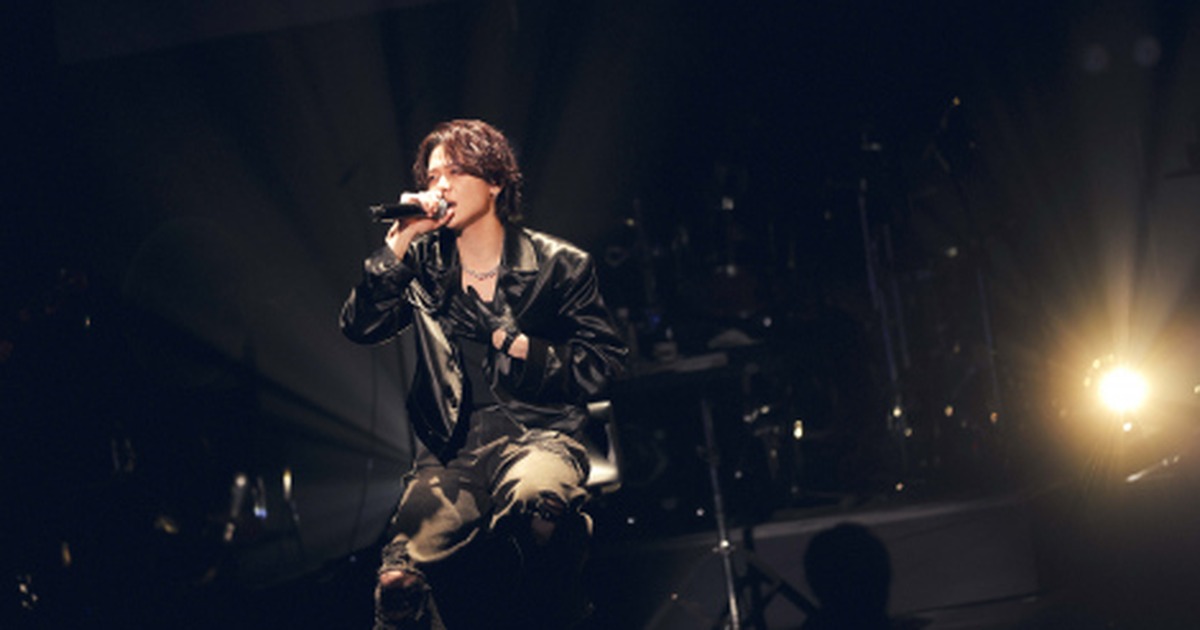 ソロステージで歌うINI藤牧京介