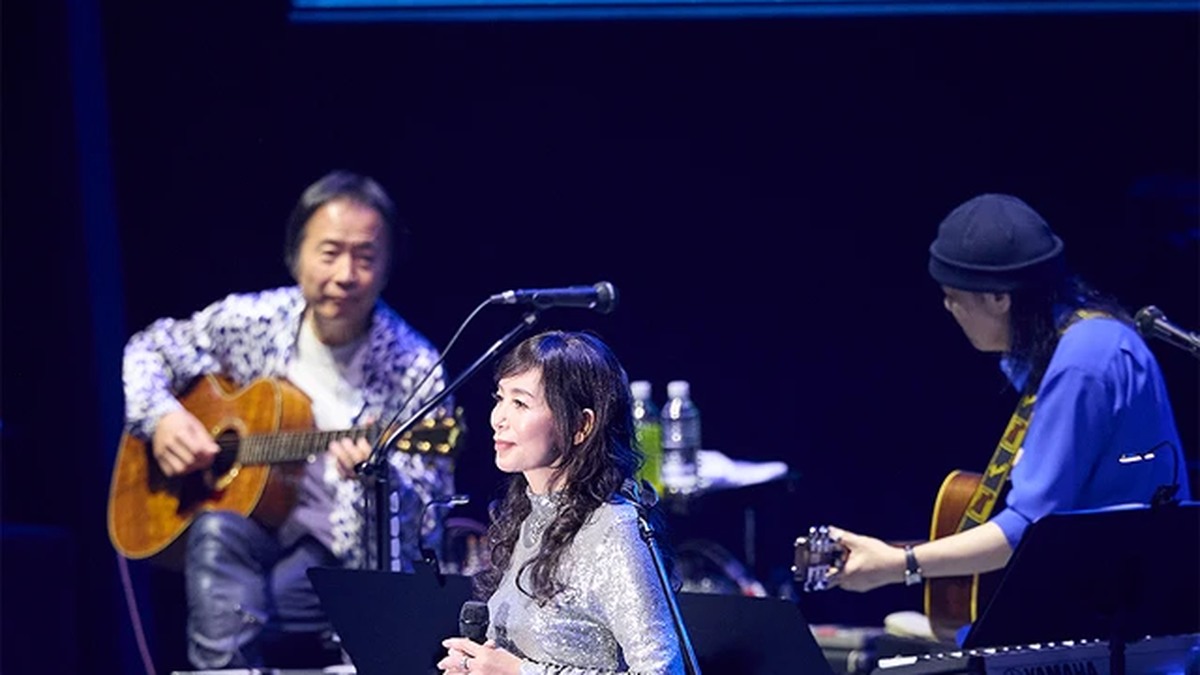 2025年のライブで歌う竹内まりや