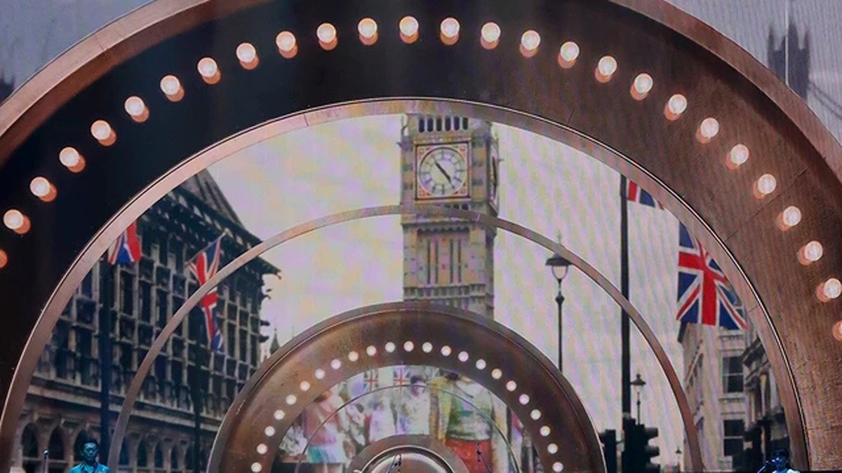 英国を題材にした演出の中で歌う竹内まりや