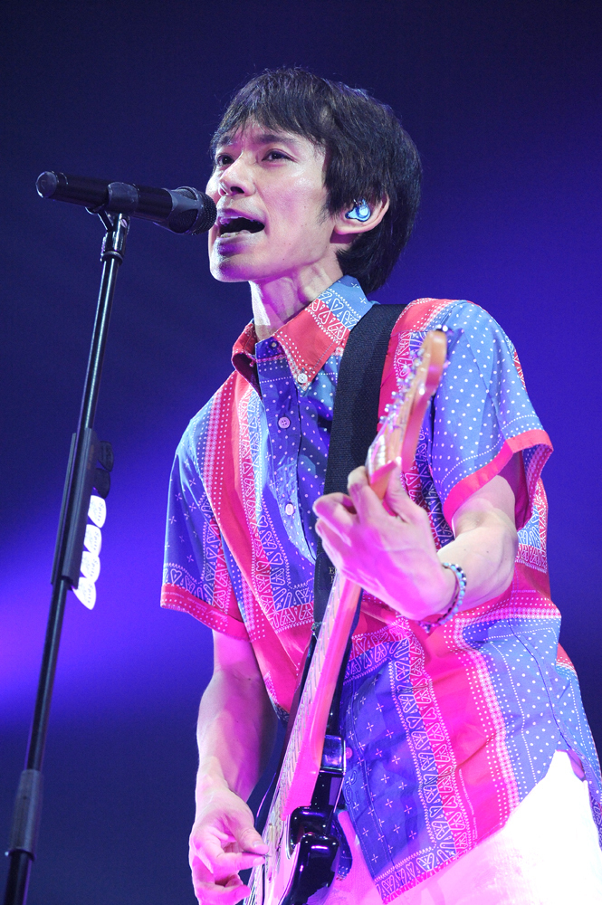 ライブで高音を歌う草野マサムネさん