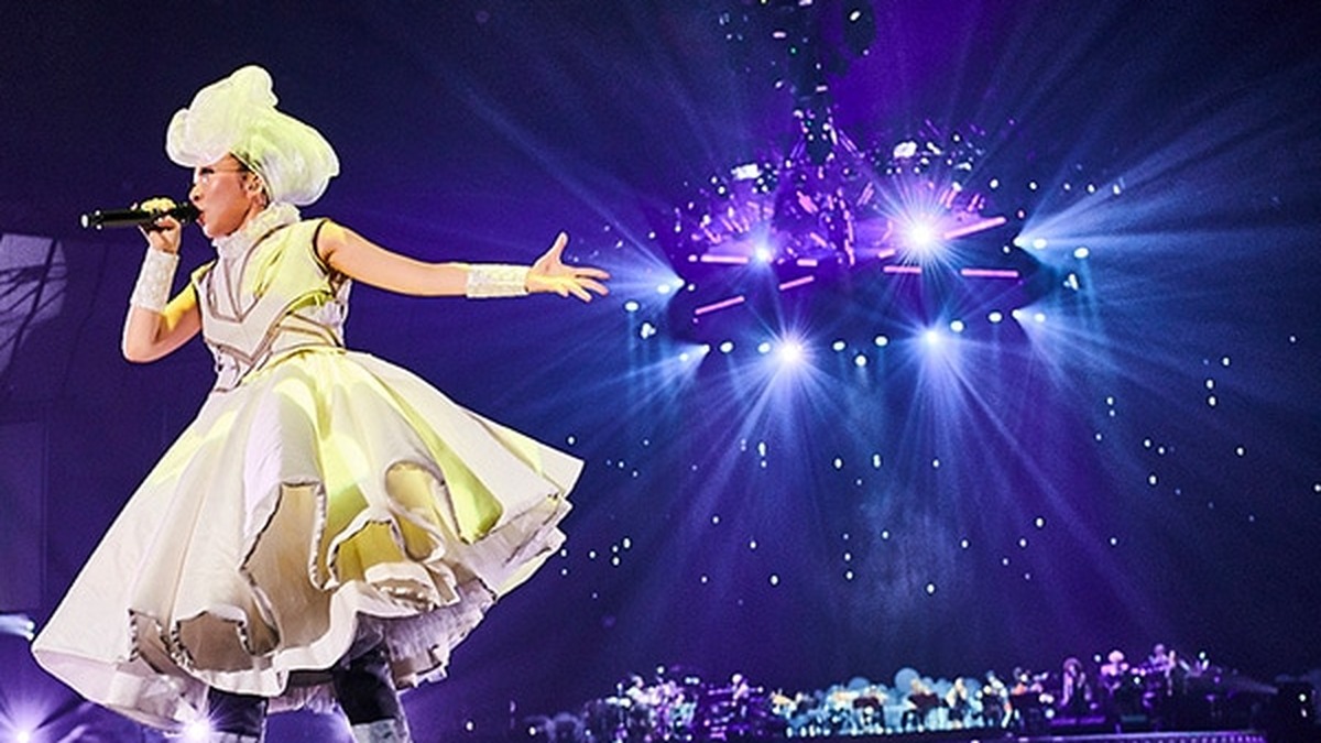大きな会場でも一つの言葉を遠くへ届けるMISIA