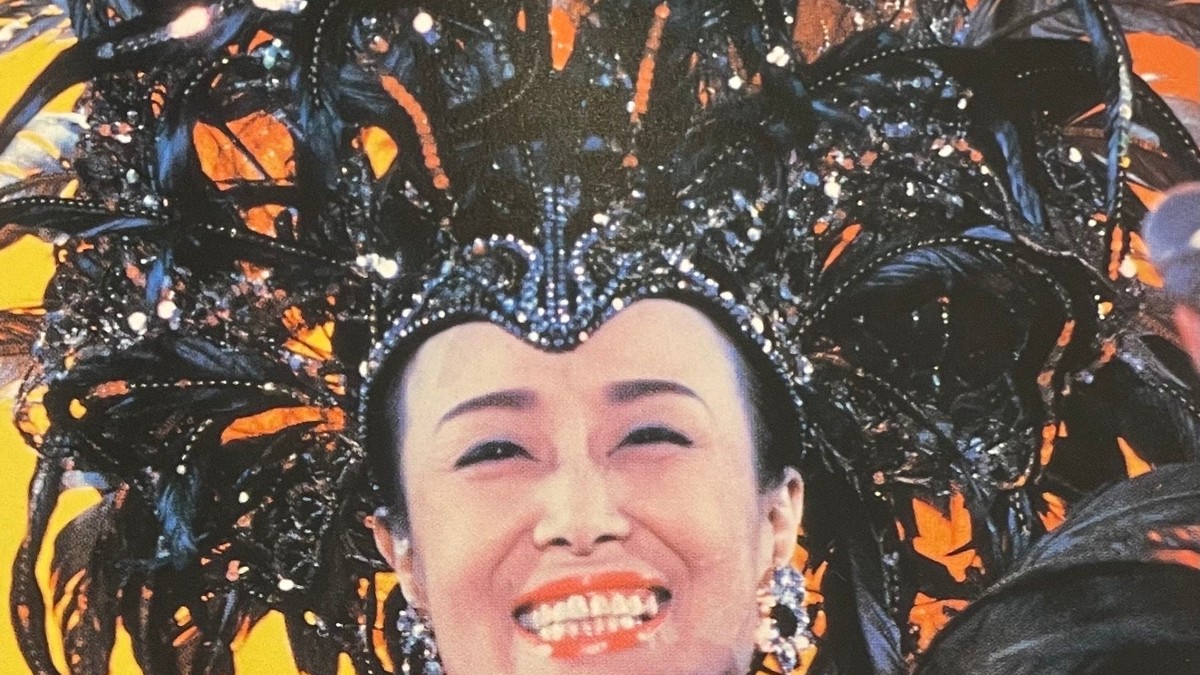 舞台衣装で笑顔を見せる美空ひばり