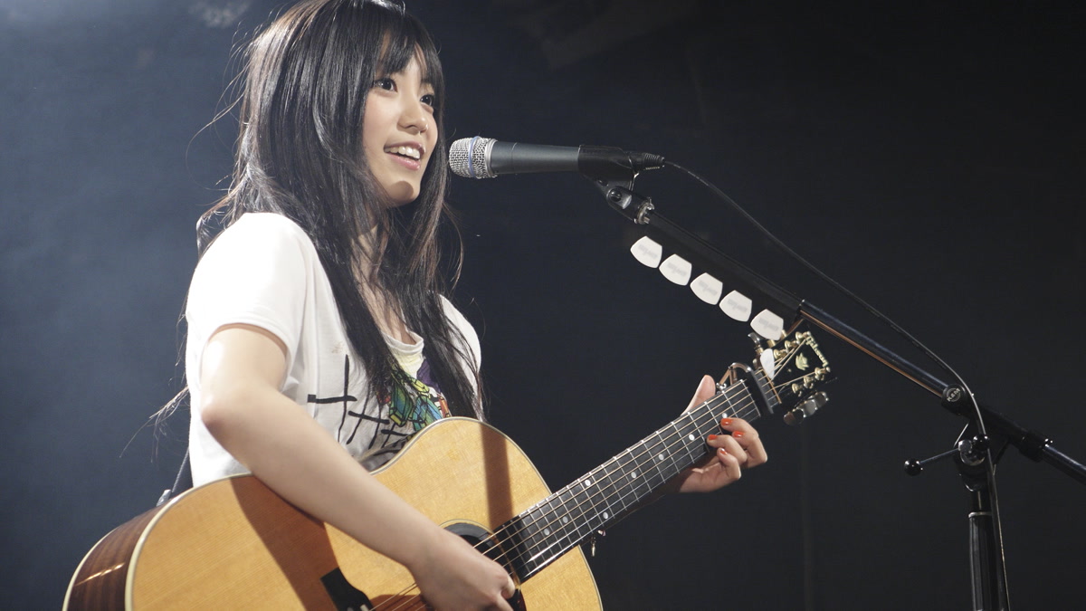 2010年のデビューライブで歌うmiwa