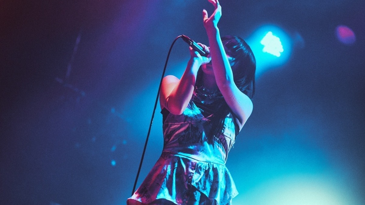 音源の多彩な声をライブの一つの身体へ戻した紫今