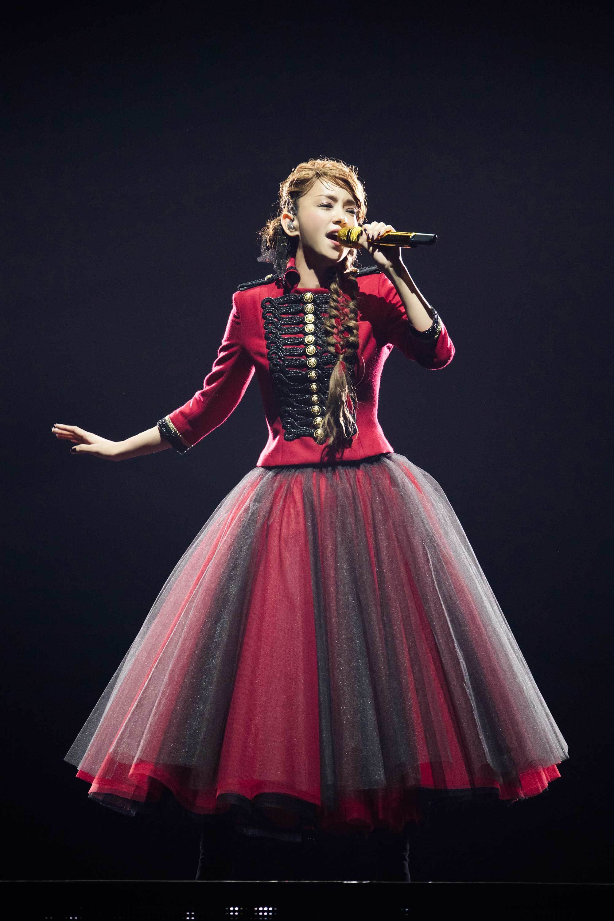 ライブで歌う安室奈美恵