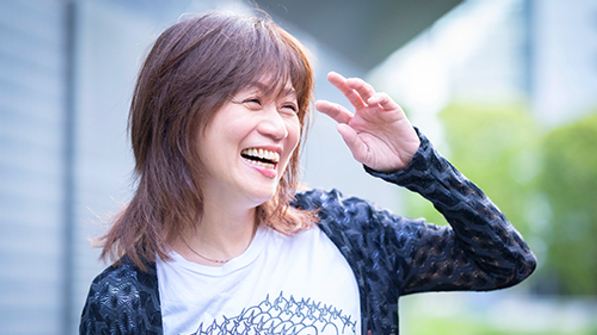 ロックバンドの演奏と一体になって歌う田村直美