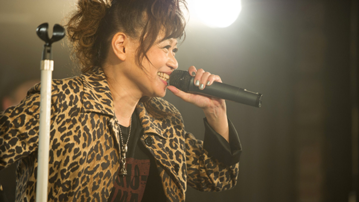笑顔のまま声と体を動かし続ける田村直美