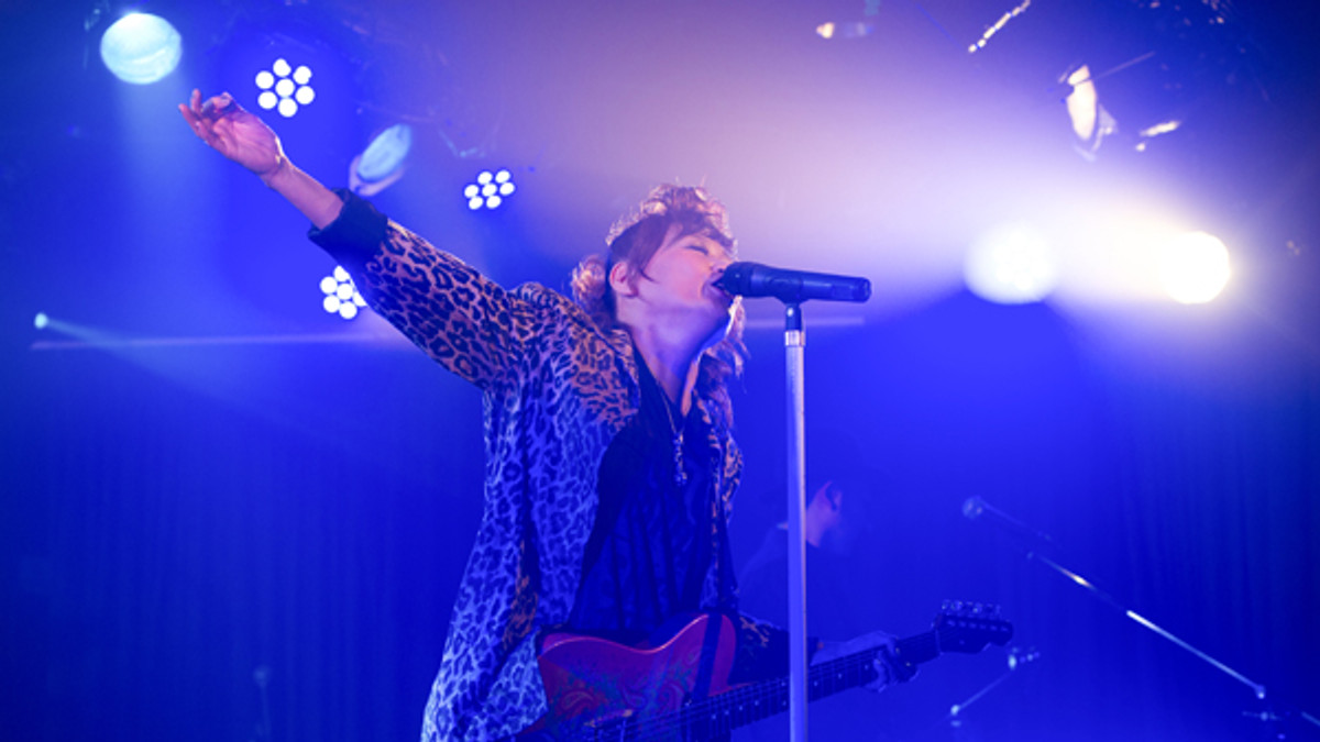 仲間との演奏で新旧の曲を現在の歌へ変える田村直美