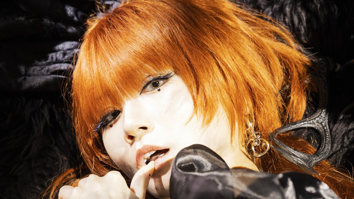 赤い髪と黒い衣装のReol