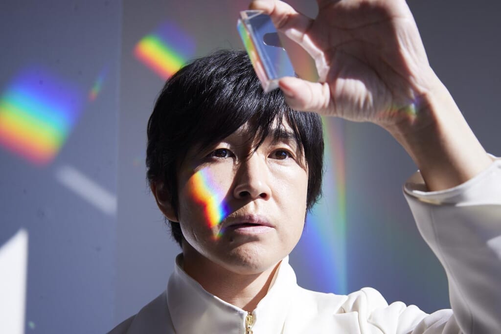 光を受ける藤巻亮太