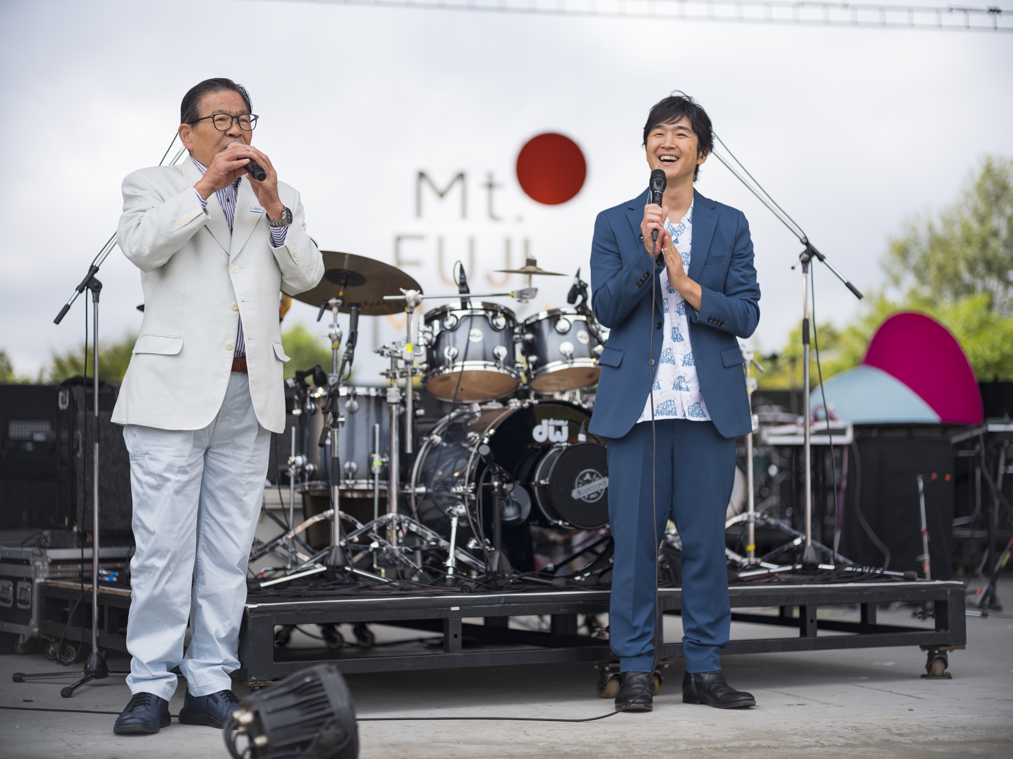 ステージに立つ藤巻亮太