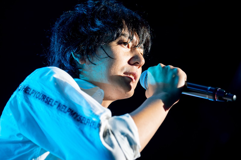 山村隆太の歌い方と小さな話し声が空間を包む高音へ変わる理由を解説する記事のアイキャッチ
