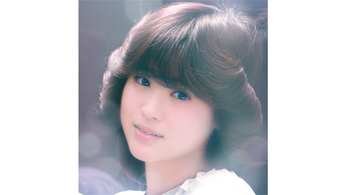 1980年代の松田聖子さんの歌唱を伝える写真