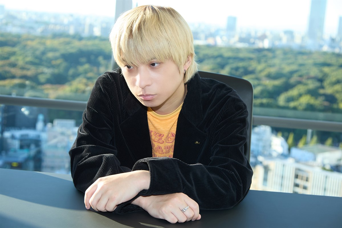 静かな声と強い高音の落差を使う尾崎世界観