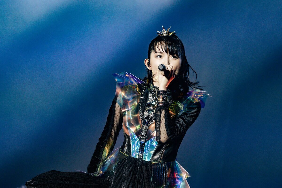 大音量の演奏の中で歌うSU-METAL