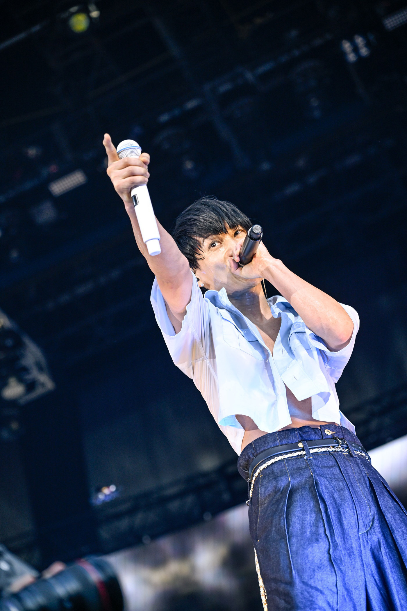 日産スタジアムで観客へ声を投げるTAKUYA∞