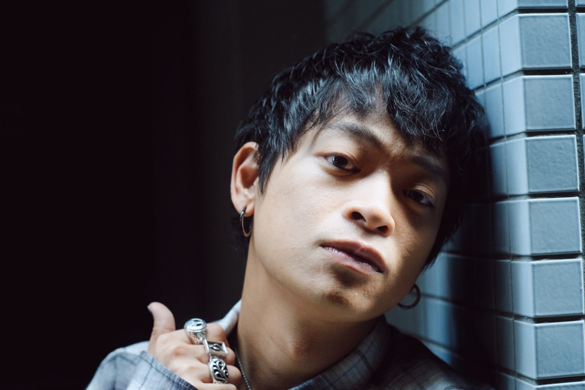 インタビューで自身の声について語る山中拓也