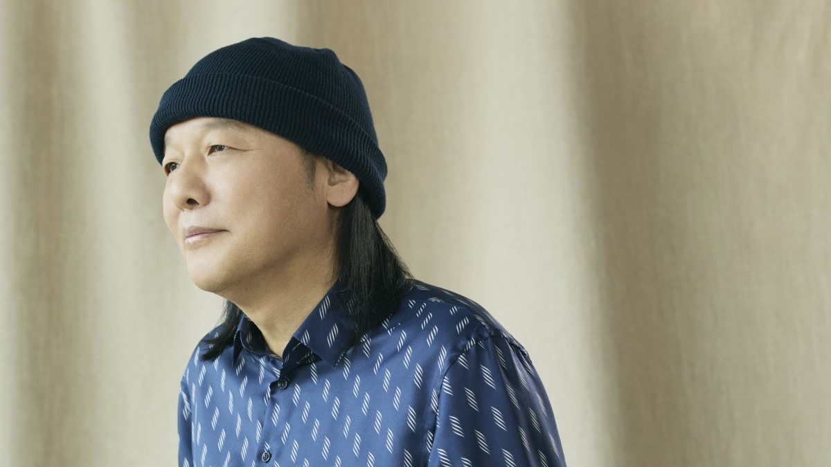 マイクの前に立つ山下達郎
