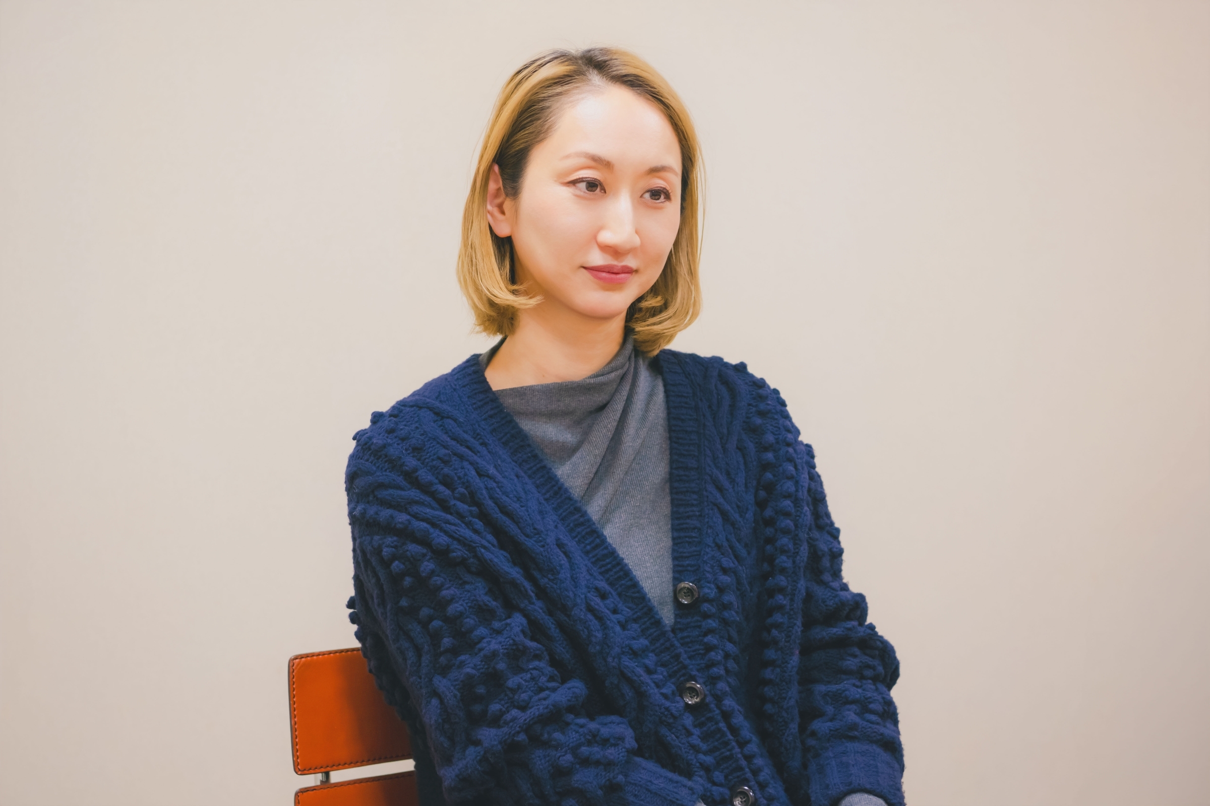 Ms.OOJAの座っている姿