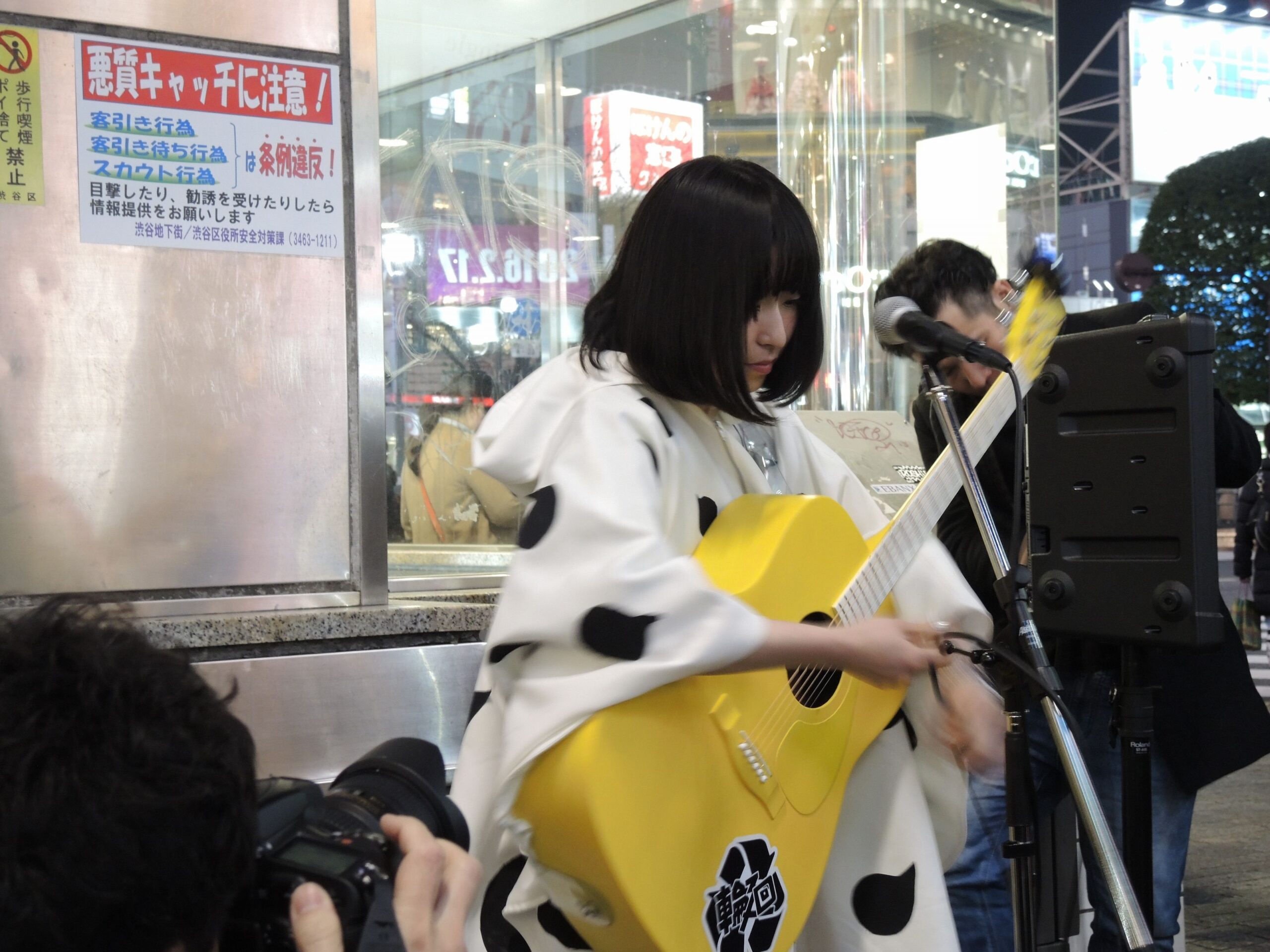 2016年、渋谷で黄色いギターを弾くさユり