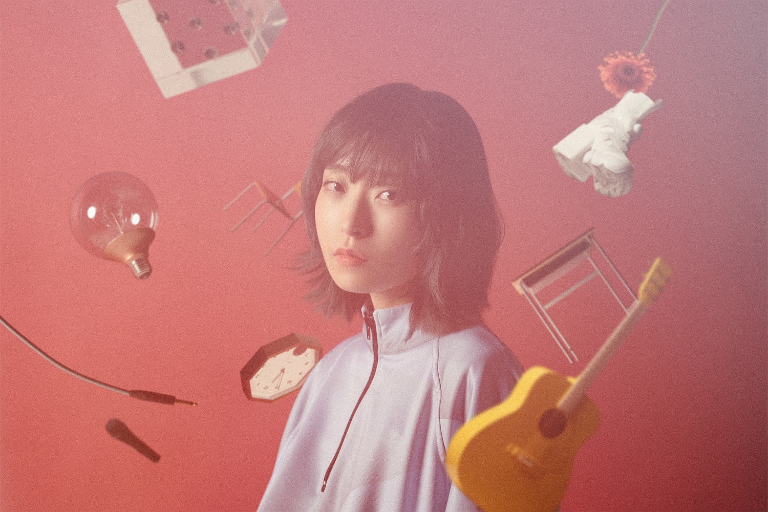 赤い背景に写るさユりのアーティスト写真