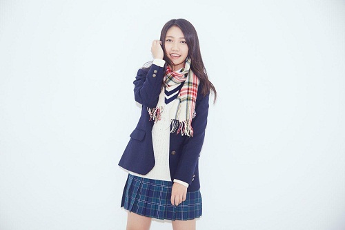 2015年の制服風衣装の井上苑子