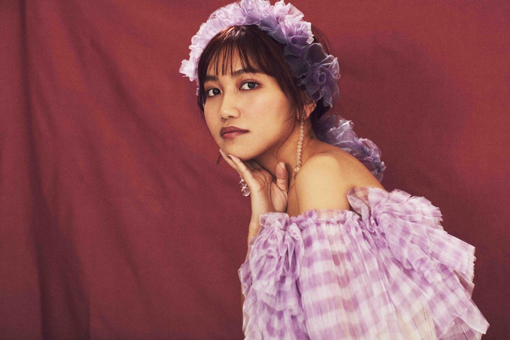 紫色の衣装で写る井上苑子のポートレート