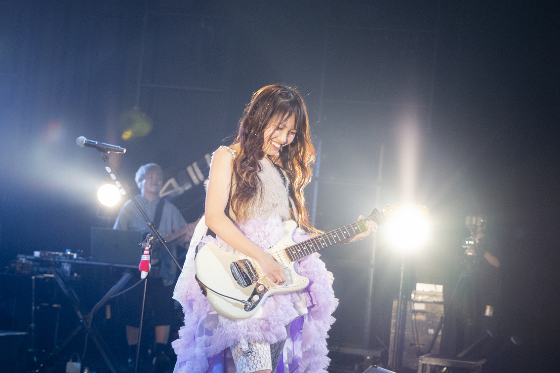 2025年のライブでエレキギターを演奏する井上苑子