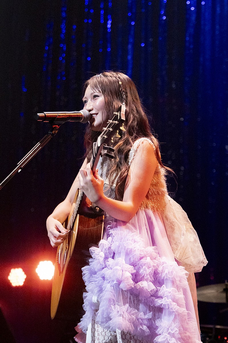 2025年のライブでギターを弾きながら歌う井上苑子