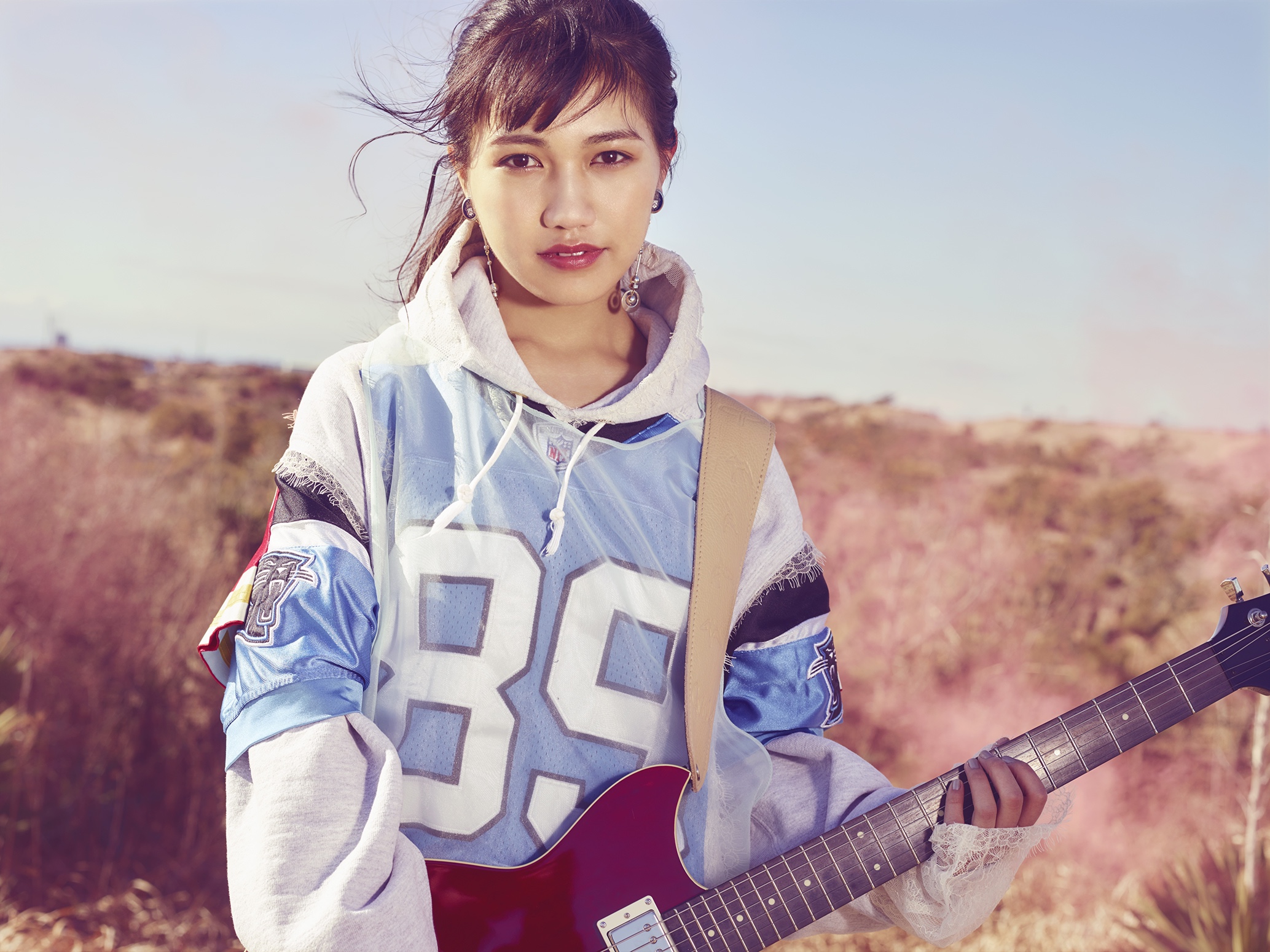 ギターを手にした2018年の井上苑子