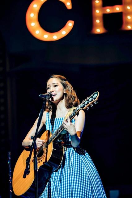 ギターを弾きながらライブで歌うchay